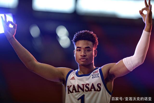 易建联独自外出吃饭，小肚子明显，亮相新岗位，与妻儿1年未同框